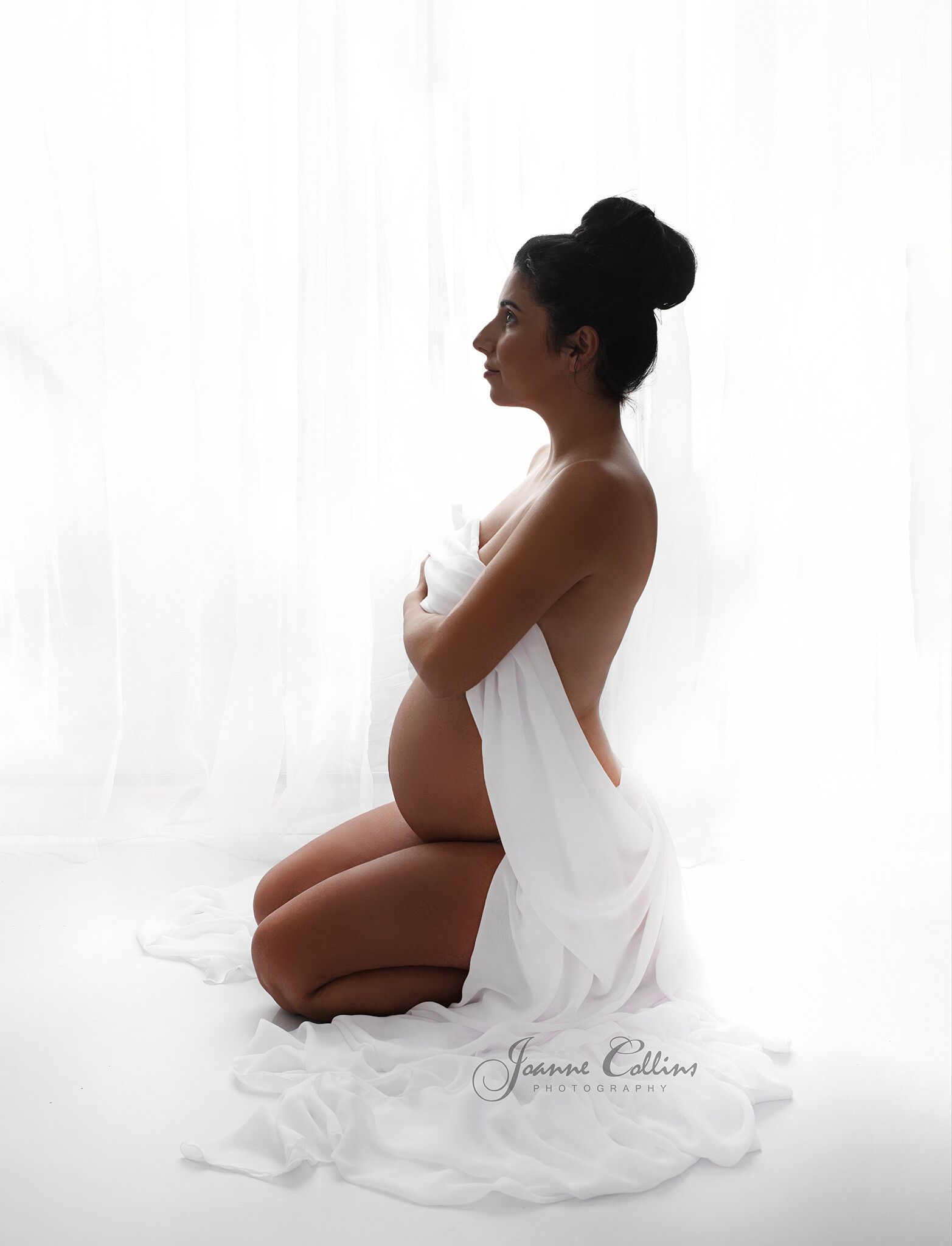 maternity photographer sittingbourne backlit maternity photo using white chiffon